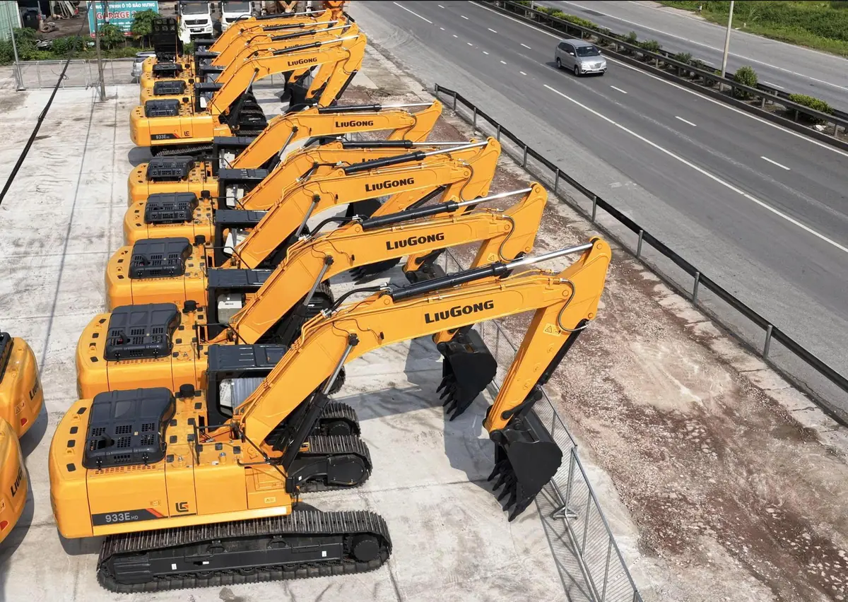 Dãy máy xúc đào LiuGong xếp hàng chờ bàn giao bên tuyến quốc lộ