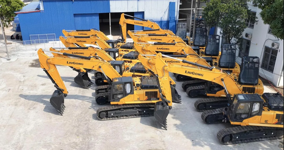 Đội máy xúc đào LiuGong tập kết trước khi đưa vào công trường