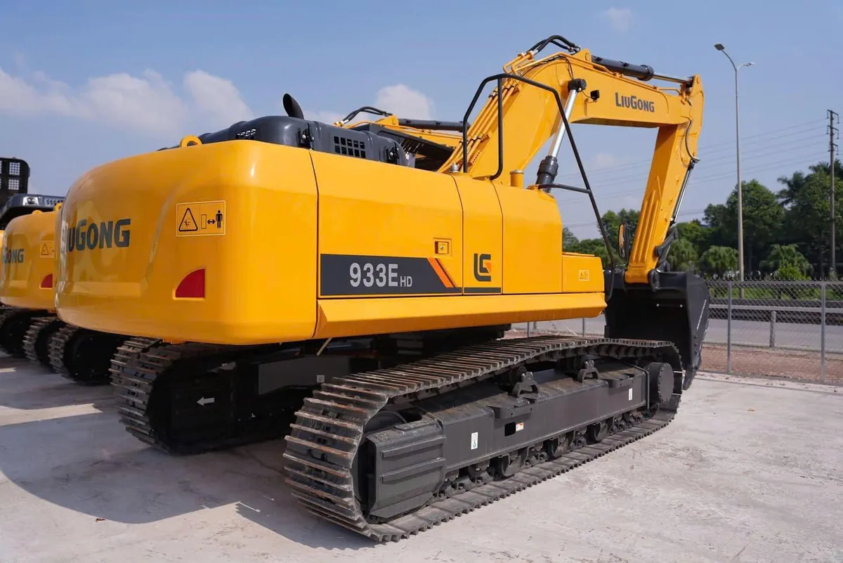 Máy xúc đào LiuGong 933E HD nhìn từ phía sau, thấy rõ nhãn model trên thành máy