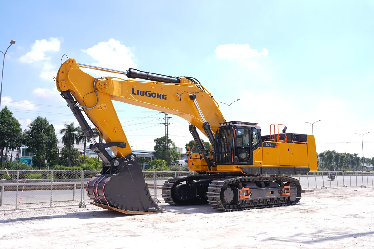 Máy LiuGong 975F nhìn nghiêng toàn thân tại bãi