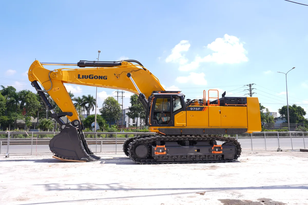 Máy LiuGong 975F nhìn ngang toàn thân tại bãi