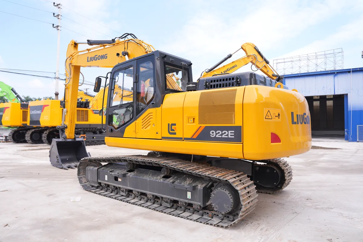 Máy xúc đào LiuGong 922E nhìn nghiêng từ phía sau, thấy nhãn 922E trên thân máy