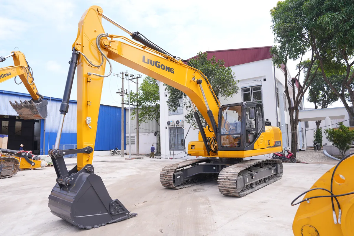 Máy xúc đào LiuGong 922E nhìn chính diện, cần và gầu hạ xuống sân bãi