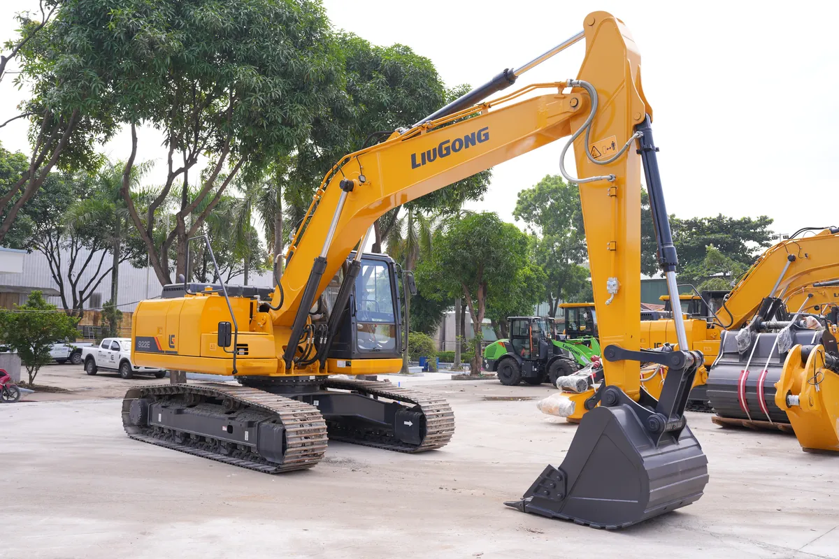 Máy xúc đào LiuGong 922E nhìn chéo từ phía trước tại bãi