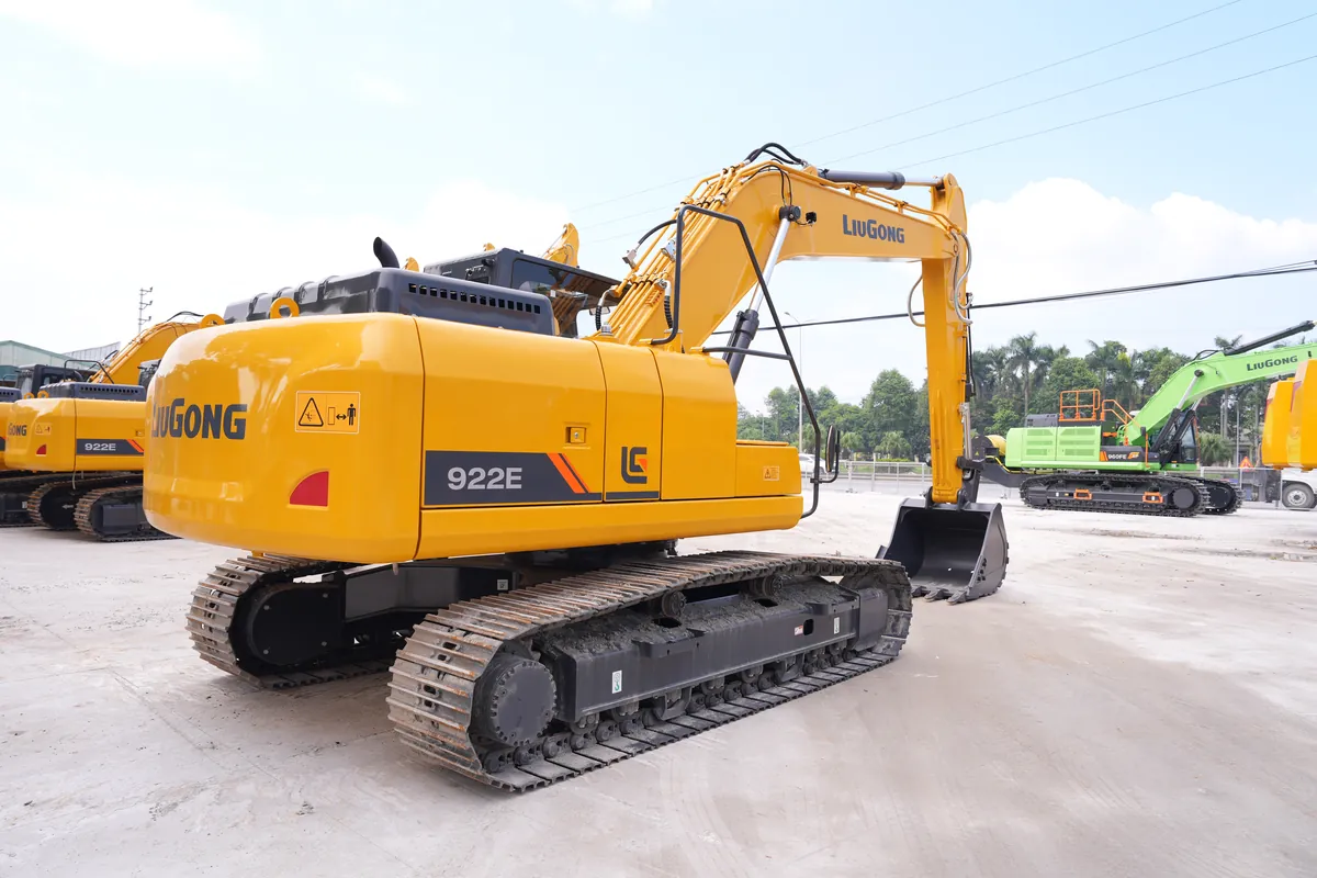 Máy xúc đào LiuGong 922E nhìn chéo từ phía sau