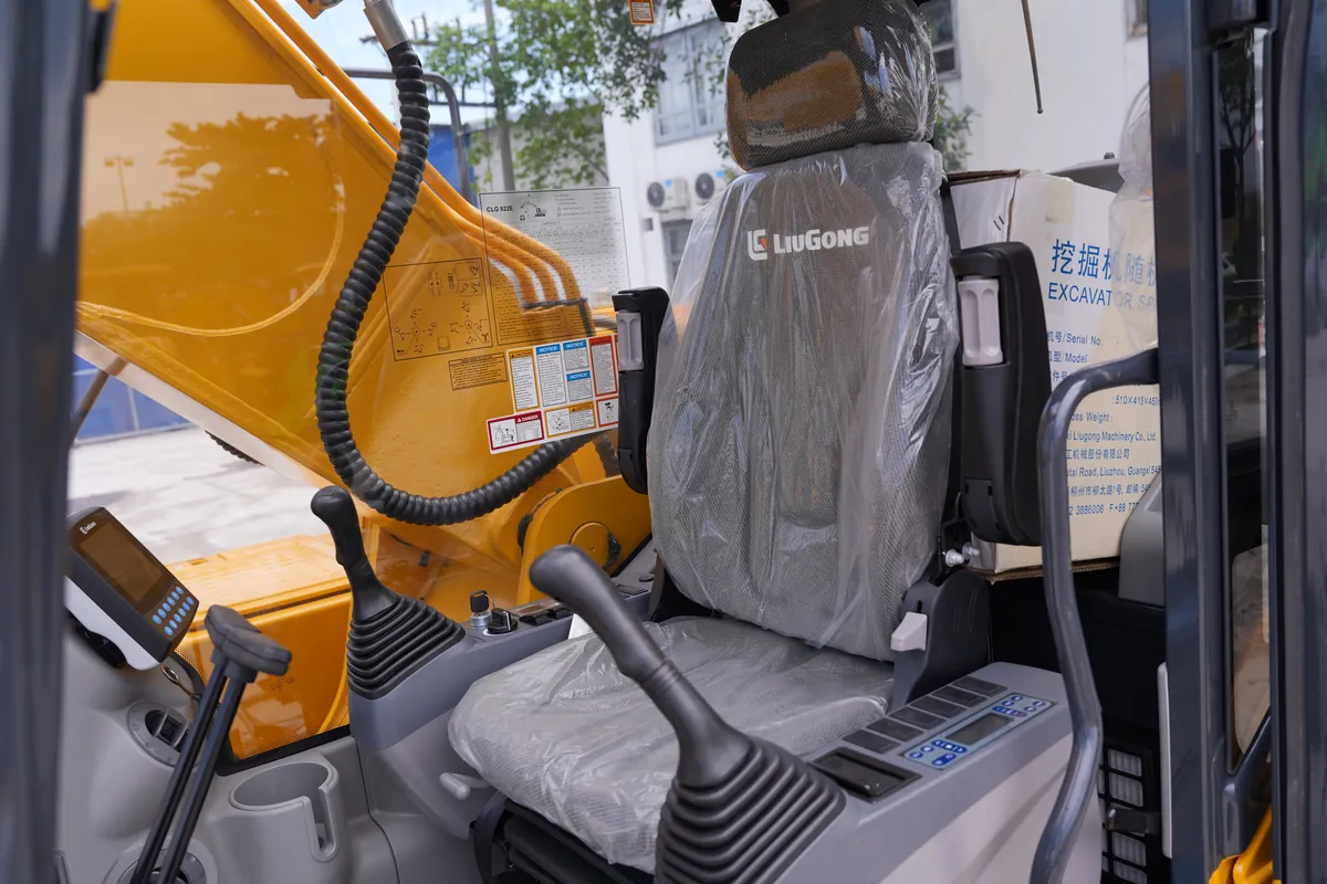 Cabin máy xúc đào LiuGong 922E: ghế lái và cần điều khiển