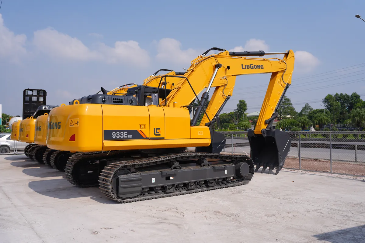 Máy xúc đào LiuGong 933E HD nhìn nghiêng, xếp hàng cùng dãy máy tại bãi