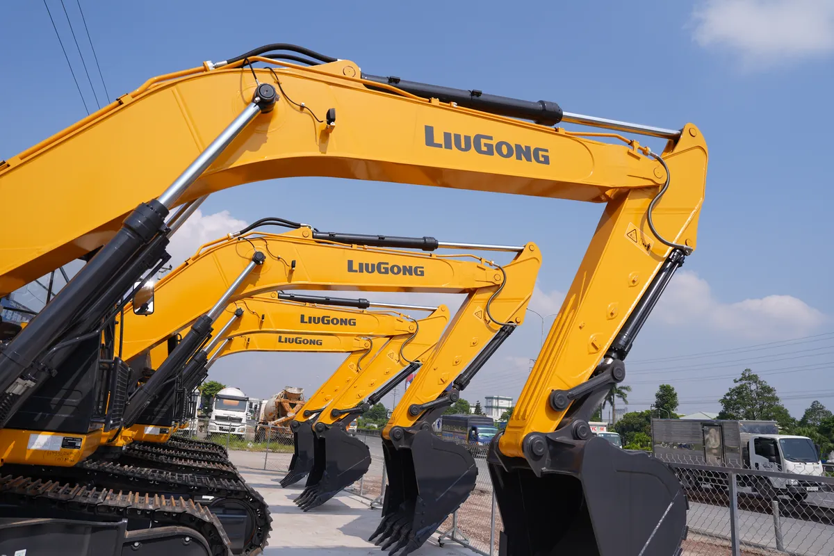 Hàng cần máy xúc đào LiuGong 933E HD tại bãi tập kết