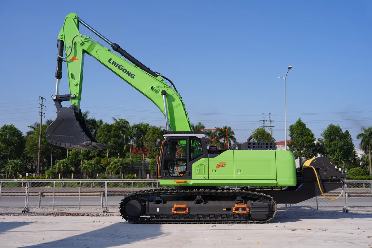 Máy xúc đào điện LiuGong 960FE nhìn nghiêng toàn thân tại bãi