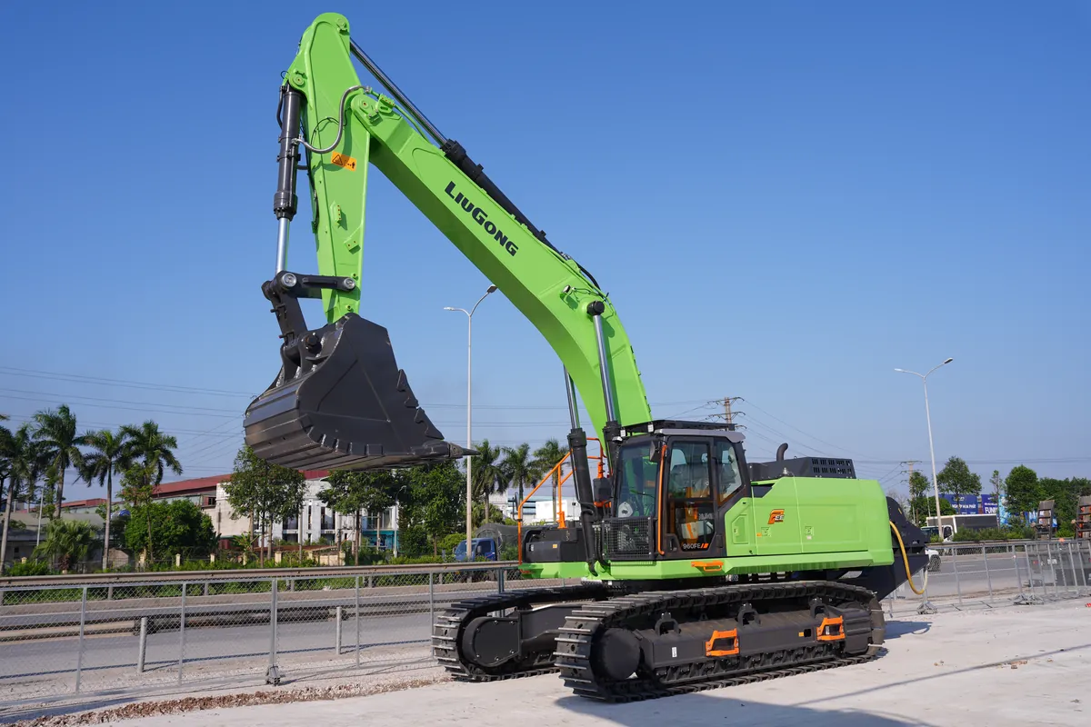 Máy xúc đào điện LiuGong 960FE nhìn chéo từ phía trước, cần nâng cao