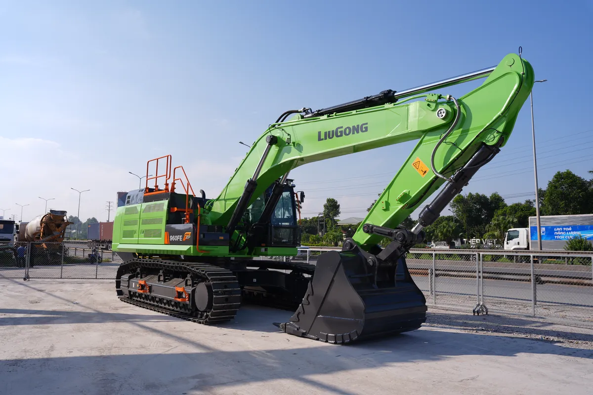 Máy xúc đào điện LiuGong 960FE nhìn chéo từ phía sau