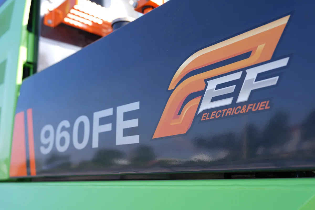 Cận cảnh nhãn 960FE và biểu tượng Electric & Fuel trên thân máy